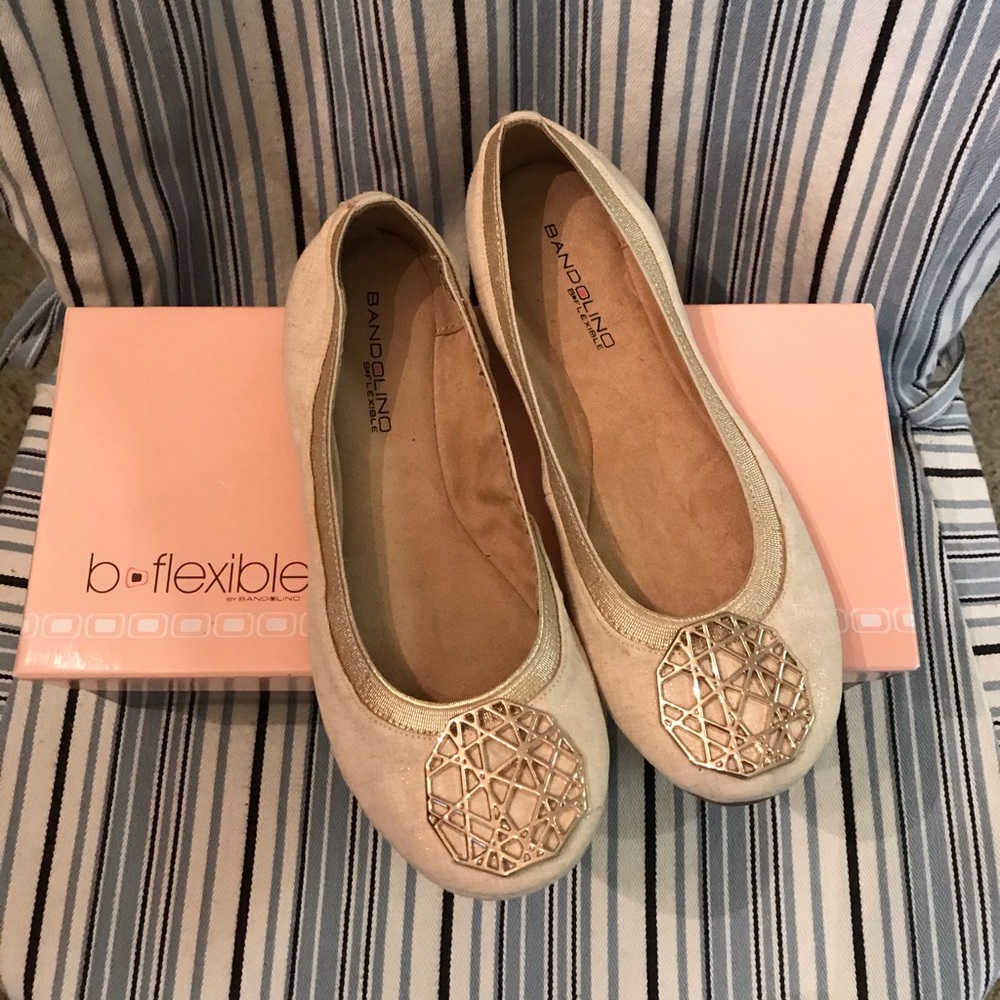 NIB b flexible pair of ballet slip ons in cream